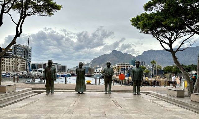 cosa vedere a Cape Town, statue in bronzo dei 4 premi Nobel a Waterfront